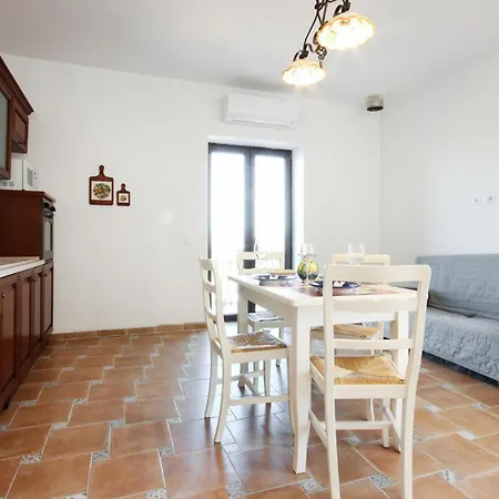 Amazing In With Kitchen 아파트
